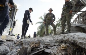Terremoto en Filipinas sacude la isla de Mindanao sin daños Militares filipinos inspeccionan escombros tras un fuerte terremoto en Filipinas.
