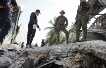 Terremoto en Filipinas sacude la isla de Mindanao sin daños Militares filipinos inspeccionan escombros tras un fuerte terremoto en Filipinas.