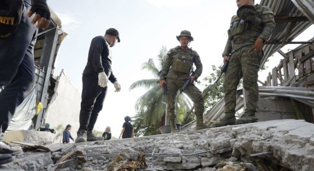 Terremoto en Filipinas sacude la isla de Mindanao sin daños Militares filipinos inspeccionan escombros tras un fuerte terremoto en Filipinas.