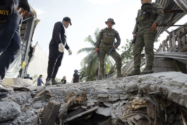 Un terremoto de magnitud 6,3 sacude la isla filipina de Mindanao Militares filipinos inspeccionan escombros tras un fuerte terremoto en Filipinas.