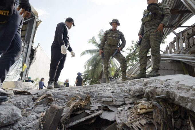 Terremoto en Filipinas sacude la isla de Mindanao sin daños Militares filipinos inspeccionan escombros tras un fuerte terremoto en Filipinas.
