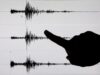 Terremoto en Indonesia de magnitud 7,7 deja víctimas Silueta de un dedo señalando un sismograma con ondas sísmicas de un terremoto en Indonesia.