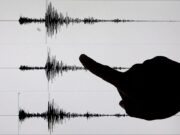 Terremoto en Indonesia de magnitud 7,7 deja víctimas Silueta de un dedo señalando un sismograma con ondas sísmicas de un terremoto en Indonesia.