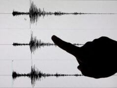 Terremoto en Indonesia de magnitud 7,7 deja víctimas Silueta de un dedo señalando un sismograma con ondas sísmicas de un terremoto en Indonesia.