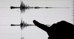 Terremoto en Indonesia de magnitud 7,7 deja víctimas Silueta de un dedo señalando un sismograma con ondas sísmicas de un terremoto en Indonesia.