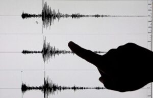 Terremoto en Indonesia de magnitud 7,7 deja víctimas Silueta de un dedo señalando un sismograma con ondas sísmicas de un terremoto en Indonesia.