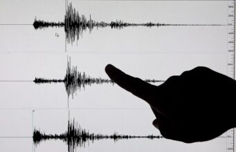Terremoto en Indonesia de magnitud 7,7 deja víctimas Silueta de un dedo señalando un sismograma con ondas sísmicas de un terremoto en Indonesia.