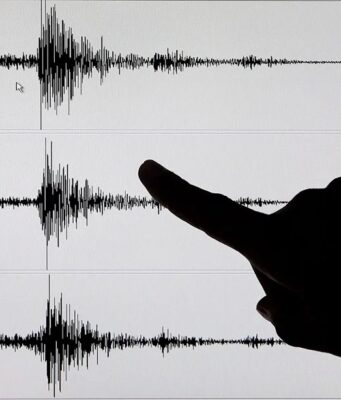 Terremoto en Indonesia de magnitud 7,7 deja víctimas Silueta de un dedo señalando un sismograma con ondas sísmicas de un terremoto en Indonesia.