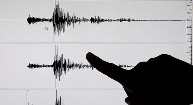 Terremoto en Indonesia de magnitud 7,7 deja víctimas Silueta de un dedo señalando un sismograma con ondas sísmicas de un terremoto en Indonesia.