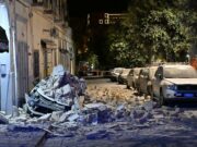 Terremoto en Nápoles de 4,7 grados causa estragos y heridos Escombros de un edificio derrumbado aplastan un automóvil tras el fuerte terremoto en Nápoles.