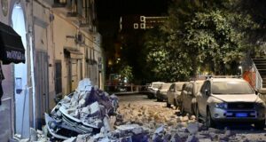 Terremoto en Nápoles de 4,7 grados causa estragos y heridos Escombros de un edificio derrumbado aplastan un automóvil tras el fuerte terremoto en Nápoles.