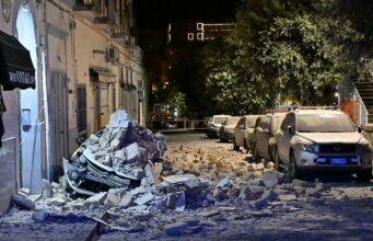 Terremoto en Nápoles de 4,7 grados causa estragos y heridos Escombros de un edificio derrumbado aplastan un automóvil tras el fuerte terremoto en Nápoles.