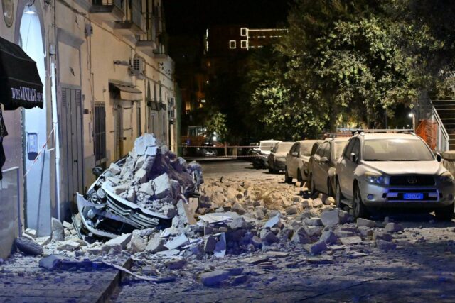 Escombros de un edificio derrumbado aplastan un automóvil tras el fuerte terremoto en Nápoles.