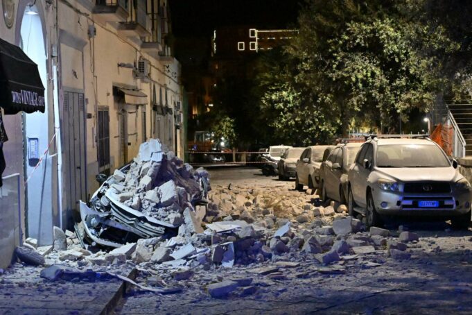 Terremoto en Nápoles de 4,7 grados causa estragos y heridos Escombros de un edificio derrumbado aplastan un automóvil tras el fuerte terremoto en Nápoles.