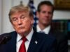 Trump congela visas e impone más frenos a la inmigración Donald Trump en el podio declarando sobre el endurecimiento de la inmigración y visados en EE. UU.