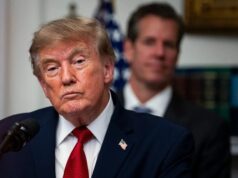 Trump congela visas e impone más frenos a la inmigración Donald Trump en el podio declarando sobre el endurecimiento de la inmigración y visados en EE. UU.