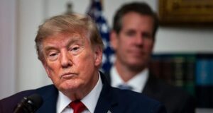 Trump congela visas e impone más frenos a la inmigración Donald Trump en el podio declarando sobre el endurecimiento de la inmigración y visados en EE. UU.