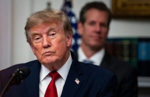 Trump congela visas e impone más frenos a la inmigración Donald Trump en el podio declarando sobre el endurecimiento de la inmigración y visados en EE. UU.