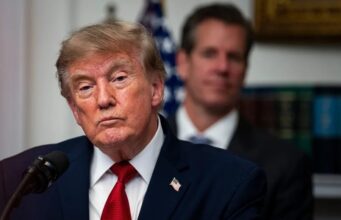 Trump congela visas e impone más frenos a la inmigración Donald Trump en el podio declarando sobre el endurecimiento de la inmigración y visados en EE. UU.