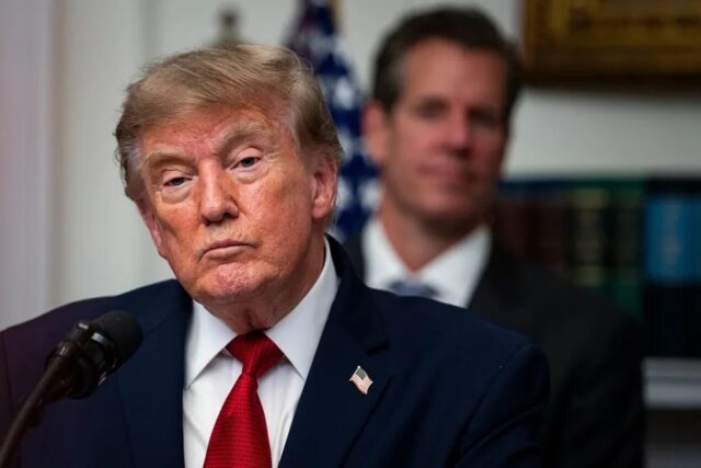 Trump congela visas e impone más frenos a la inmigración Donald Trump en el podio declarando sobre el endurecimiento de la inmigración y visados en EE. UU.