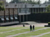 Examen UNAM 2026 presencial tras uso de inteligencia artificial Estudiantes caminando por las instalaciones del campus de la UNAM en México tras anuncio de examen presencial.
