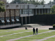 Examen UNAM 2026 presencial tras uso de inteligencia artificial Estudiantes caminando por las instalaciones del campus de la UNAM en México tras anuncio de examen presencial.