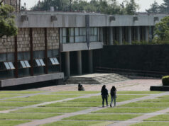 Examen UNAM 2026 presencial tras uso de inteligencia artificial Estudiantes caminando por las instalaciones del campus de la UNAM en México tras anuncio de examen presencial.