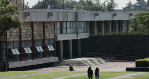 Examen UNAM 2026 presencial tras uso de inteligencia artificial Estudiantes caminando por las instalaciones del campus de la UNAM en México tras anuncio de examen presencial.