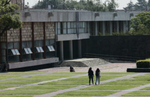 Examen UNAM 2026 presencial tras uso de inteligencia artificial Estudiantes caminando por las instalaciones del campus de la UNAM en México tras anuncio de examen presencial.