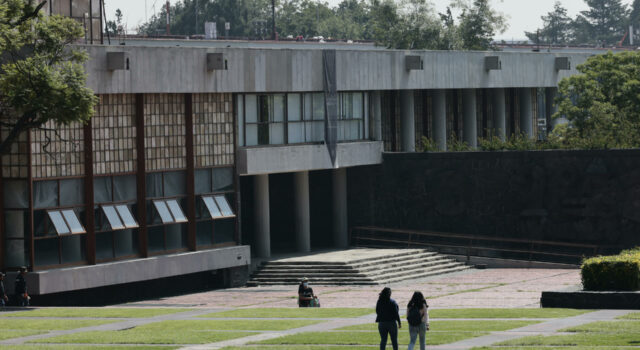 Examen UNAM 2026 presencial tras uso de inteligencia artificial Estudiantes caminando por las instalaciones del campus de la UNAM en México tras anuncio de examen presencial.