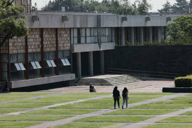 Estudiantes caminando por las instalaciones del campus de la UNAM en México tras anuncio de examen presencial.