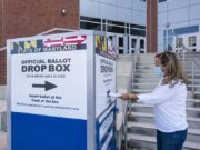 Orden de Trump sobre voto por correo recibe aval del Supremo Mujer depositando su papeleta en una urna oficial para voto por correo en Estados Unidos.