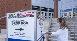 Orden de Trump sobre voto por correo recibe aval del Supremo Mujer depositando su papeleta en una urna oficial para voto por correo en Estados Unidos.