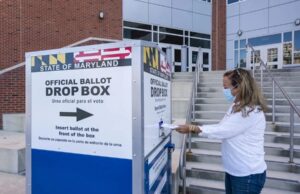 Orden de Trump sobre voto por correo recibe aval del Supremo Mujer depositando su papeleta en una urna oficial para voto por correo en Estados Unidos.