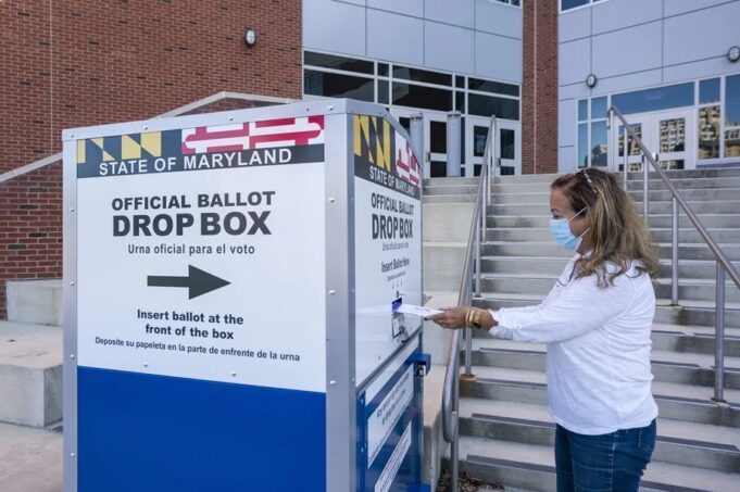 Orden de Trump sobre voto por correo recibe aval del Supremo Mujer depositando su papeleta en una urna oficial para voto por correo en Estados Unidos.