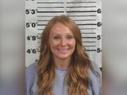 Acusada de narcotráfico en Cullman usó IA para viajar Foto policial de Whitney LeAnn Cheatham, acusada de narcotráfico y uso de IA para falsificar documentos en Alabama.