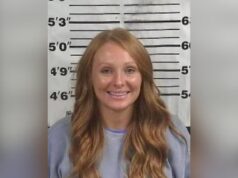 Acusada de narcotráfico en Cullman usó IA para viajar Foto policial de Whitney LeAnn Cheatham, acusada de narcotráfico y uso de IA para falsificar documentos en Alabama.