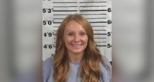 Acusada de narcotráfico en Cullman usó IA para viajar Foto policial de Whitney LeAnn Cheatham, acusada de narcotráfico y uso de IA para falsificar documentos en Alabama.