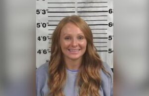 Acusada de narcotráfico en Cullman usó IA para viajar Foto policial de Whitney LeAnn Cheatham, acusada de narcotráfico y uso de IA para falsificar documentos en Alabama.
