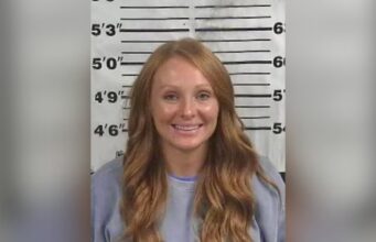 Acusada de narcotráfico en Cullman usó IA para viajar Foto policial de Whitney LeAnn Cheatham, acusada de narcotráfico y uso de IA para falsificar documentos en Alabama.