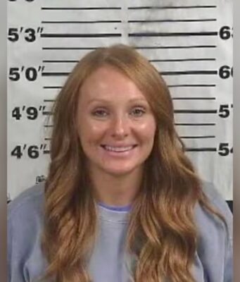 Acusada de narcotráfico en Cullman usó IA para viajar Foto policial de Whitney LeAnn Cheatham, acusada de narcotráfico y uso de IA para falsificar documentos en Alabama.