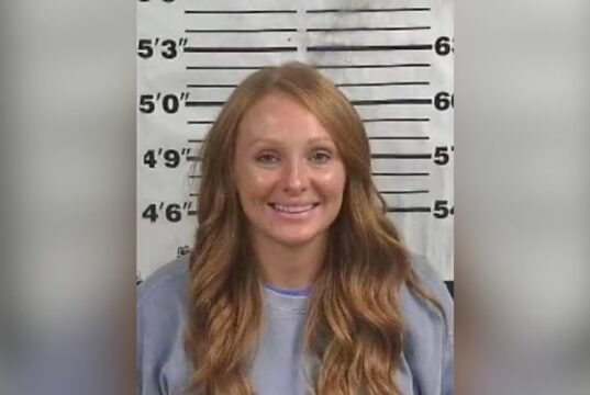 Acusada de narcotráfico en Cullman usó IA para viajar Foto policial de Whitney LeAnn Cheatham, acusada de narcotráfico y uso de IA para falsificar documentos en Alabama.