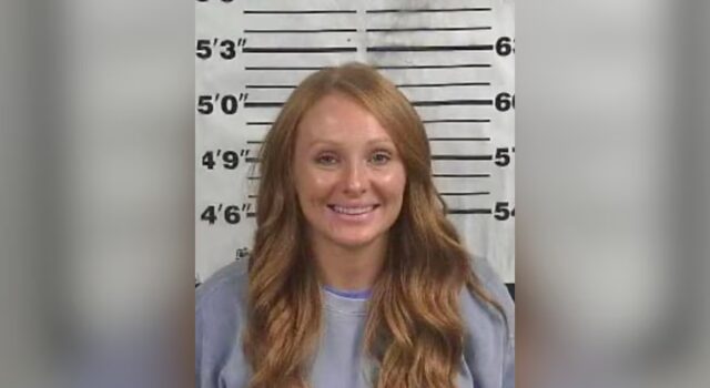Acusada de narcotráfico en Cullman usó IA para viajar Foto policial de Whitney LeAnn Cheatham, acusada de narcotráfico y uso de IA para falsificar documentos en Alabama.