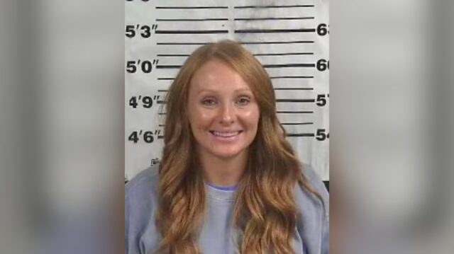 Foto policial de Whitney LeAnn Cheatham, acusada de narcotráfico y uso de IA para falsificar documentos en Alabama.