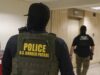 Inmigración imputa a un agente de ICE por disparar a venezolano Agente con chaleco táctico de U.S. Border Patrol e ICE en operativo de control de inmigración.