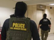 Inmigración imputa a un agente de ICE por disparar a venezolano Agente con chaleco táctico de U.S. Border Patrol e ICE en operativo de control de inmigración.
