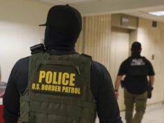 Inmigración imputa a un agente de ICE por disparar a venezolano Agente con chaleco táctico de U.S. Border Patrol e ICE en operativo de control de inmigración.