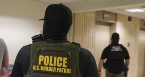 Inmigración imputa a un agente de ICE por disparar a venezolano Agente con chaleco táctico de U.S. Border Patrol e ICE en operativo de control de inmigración.