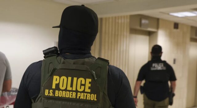 Inmigración imputa a un agente de ICE por disparar a venezolano Agente con chaleco táctico de U.S. Border Patrol e ICE en operativo de control de inmigración.