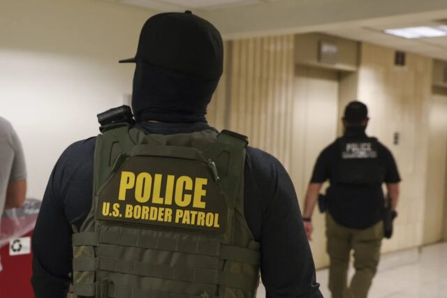 agente-border-patrol-ice-operativo-inmigracion Agente con chaleco táctico de U.S. Border Patrol e ICE en operativo de control de inmigración.